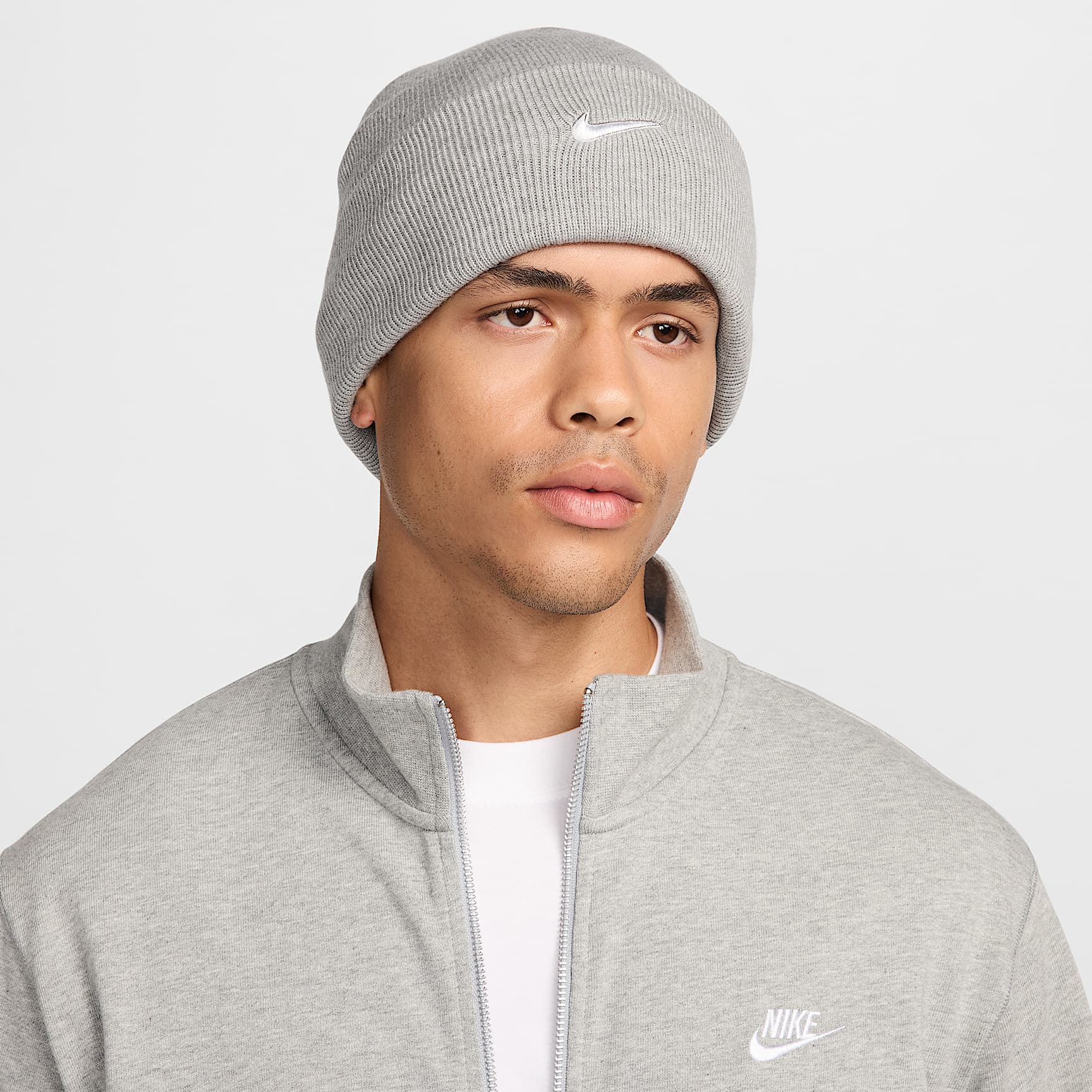Nike Oregon Project 黒ビーニー Nike Peak Swoosh Beanie. Nike.com